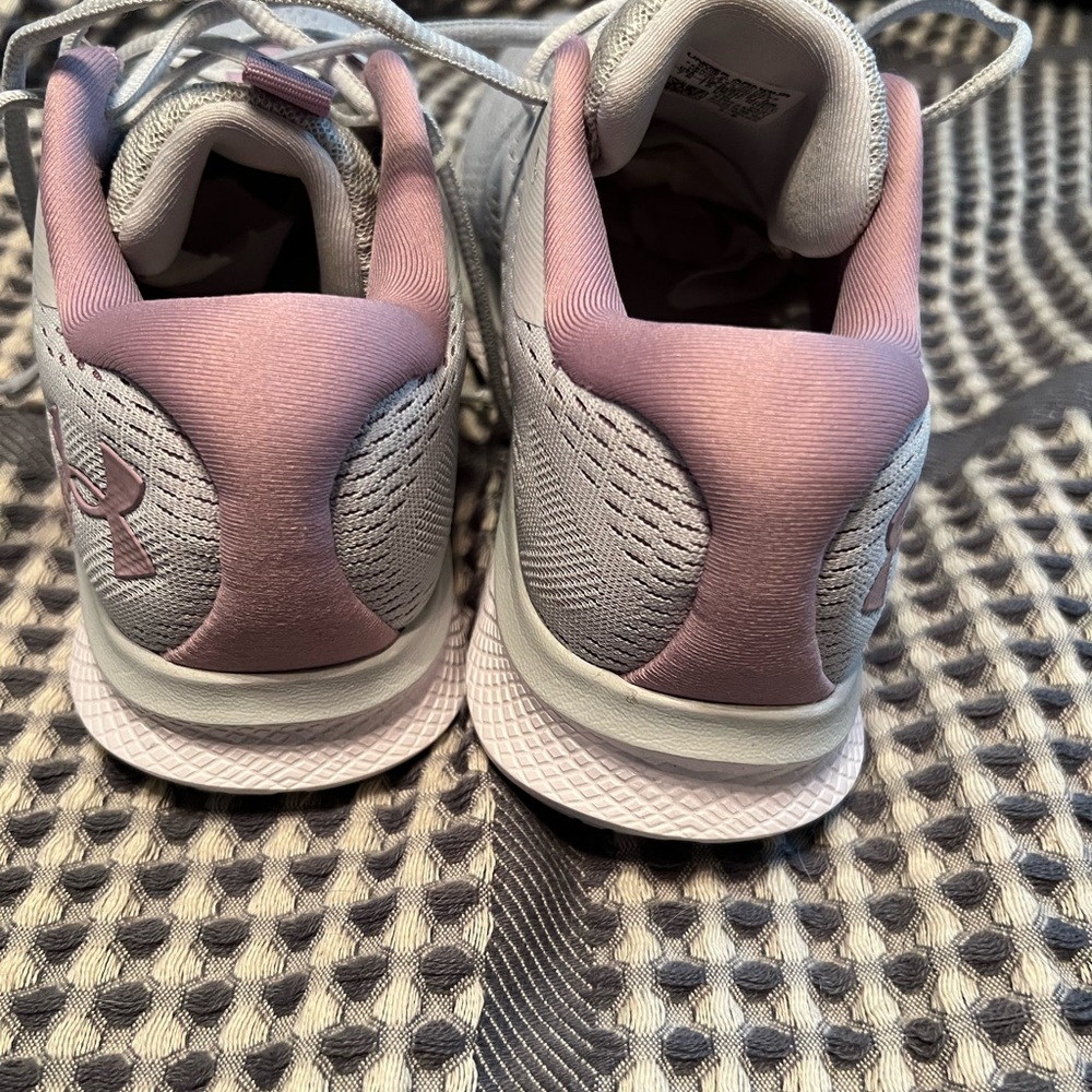 Under Armour women’s size 7.5 grey and lavender. - Picture 4 of 7
